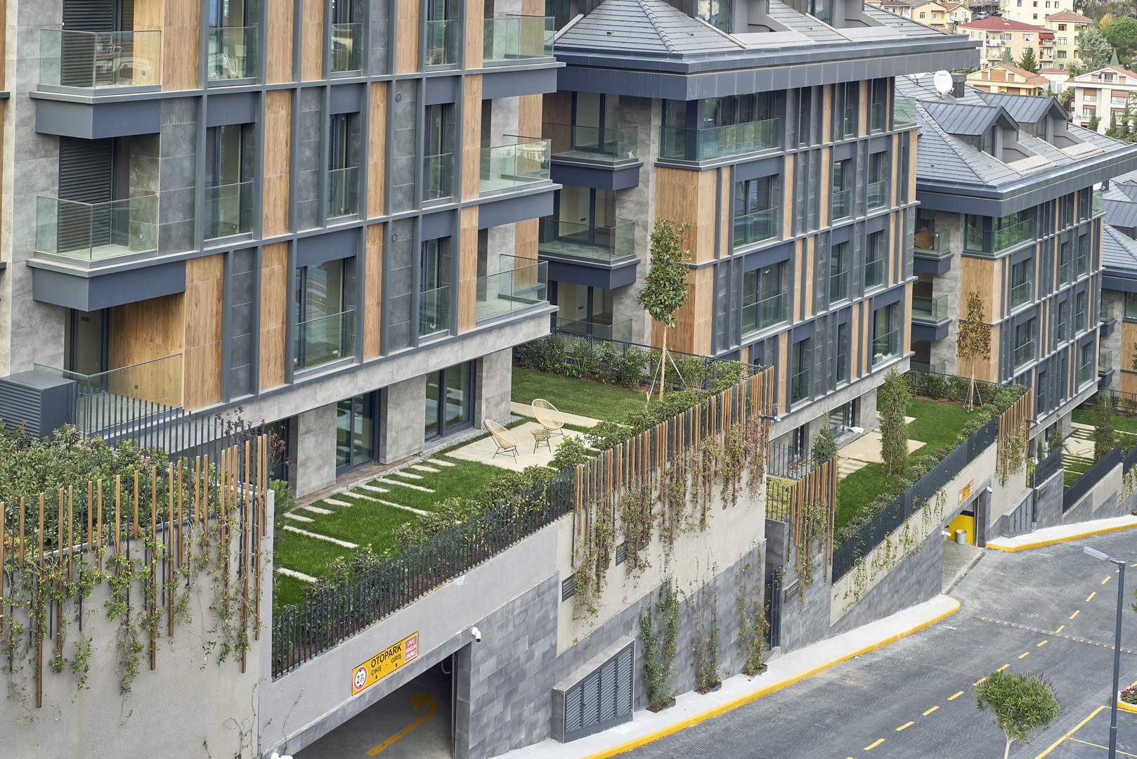 Le Chic Tarabya’nın topografyaya kademelenen ahşap ve antrasit cepheli blokları