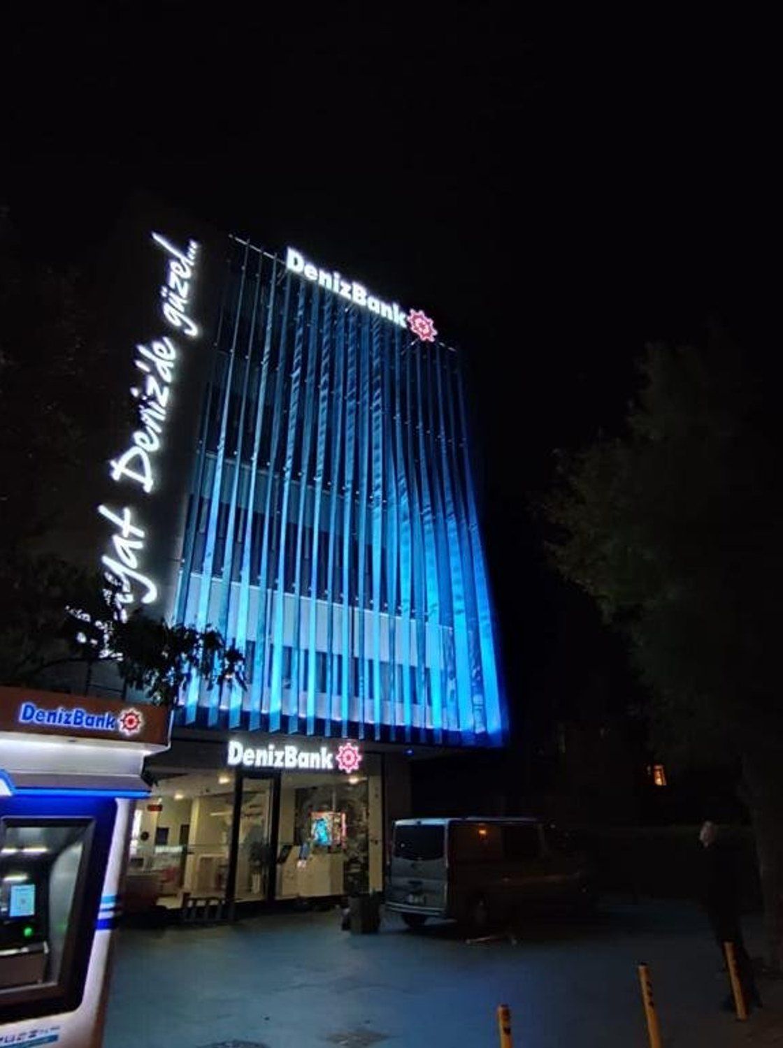 DenizBank İstanbul Anadolu Bölge Müdürlüğü binası gece, mavi ışıklı cephe