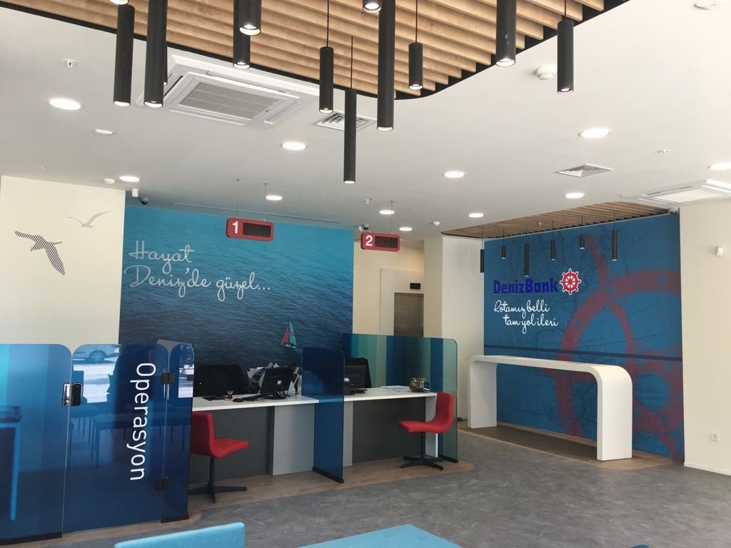 Operasyon bankoları ve dalga desenli duvar