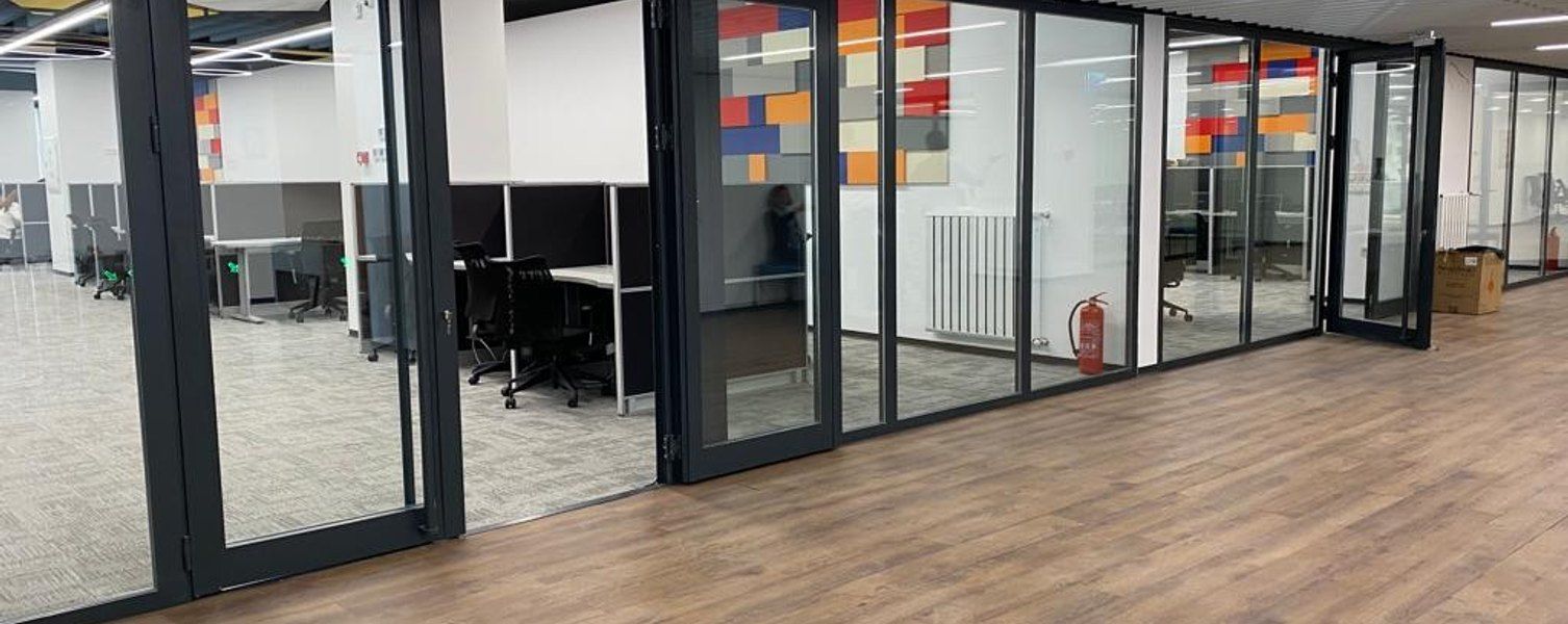 Cam bölmeli toplantı odaları ve koridor