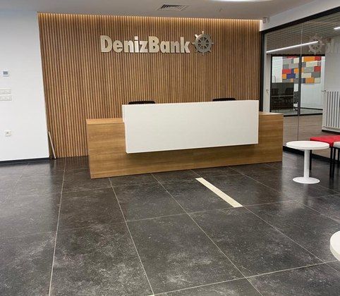 Ahşap kaplamalı karşılama bankosu
