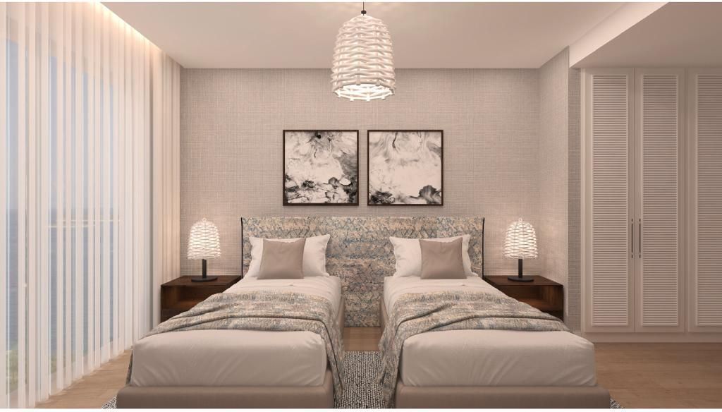 İki yataklı otel odası; hasır avize ve panjur dolap kapakları