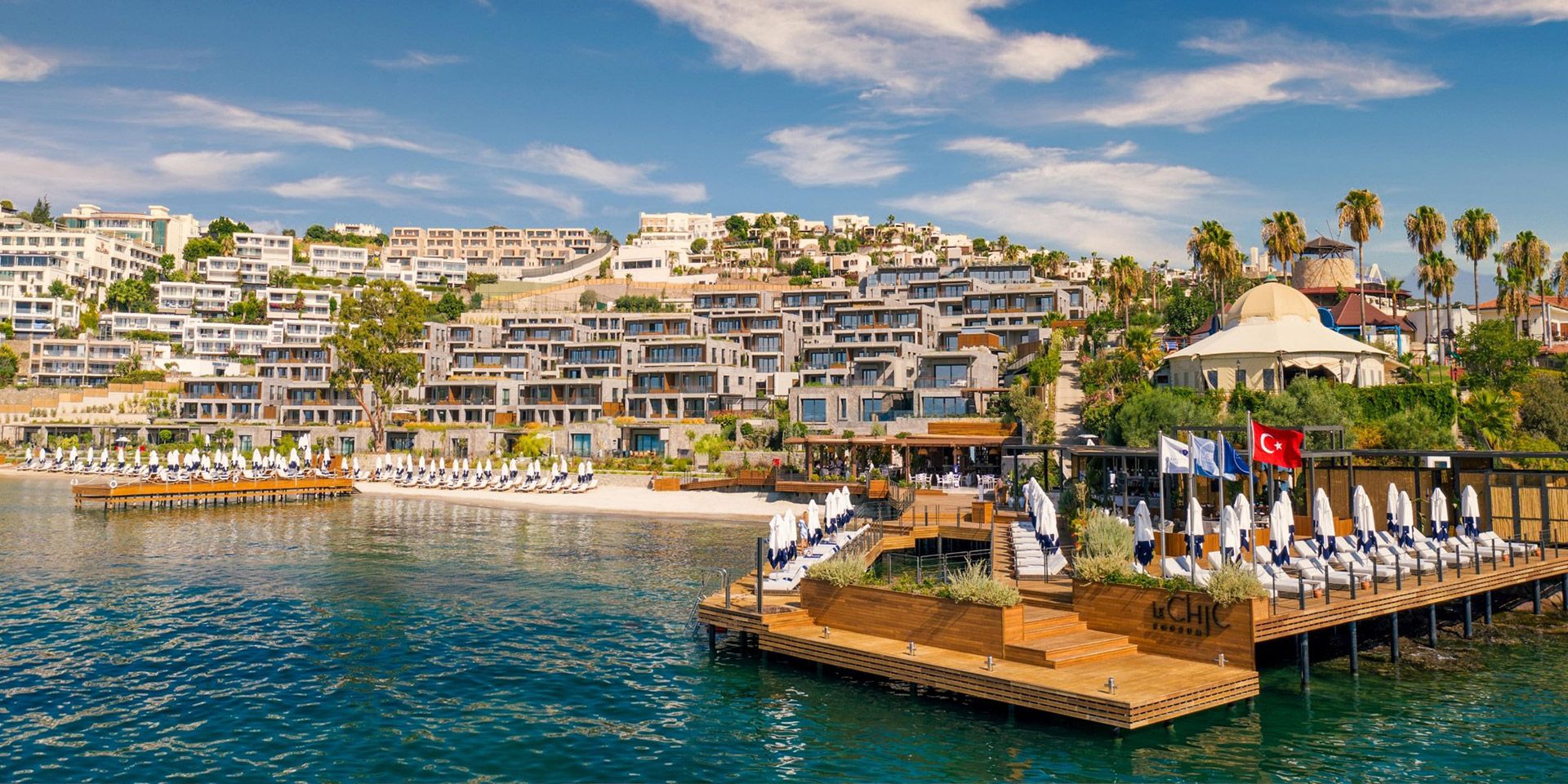 Denize uzanan restoran ve iskele