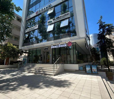 Cam cepheli şube binası, giriş merdiveni ve önündeki meydan