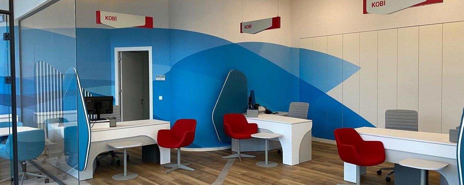 Şube bankacılık holü; dalga desenli duvar, bankolar ve bekleme koltukları