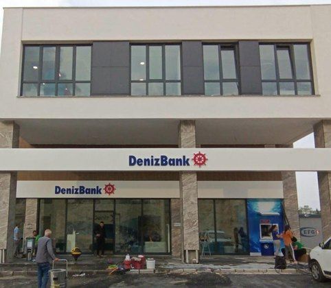 İki katlı, cam vitrinli bir banka şubesi binasının cephesi
