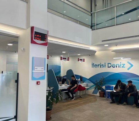 Galerili iki katlı şube iç mekânı